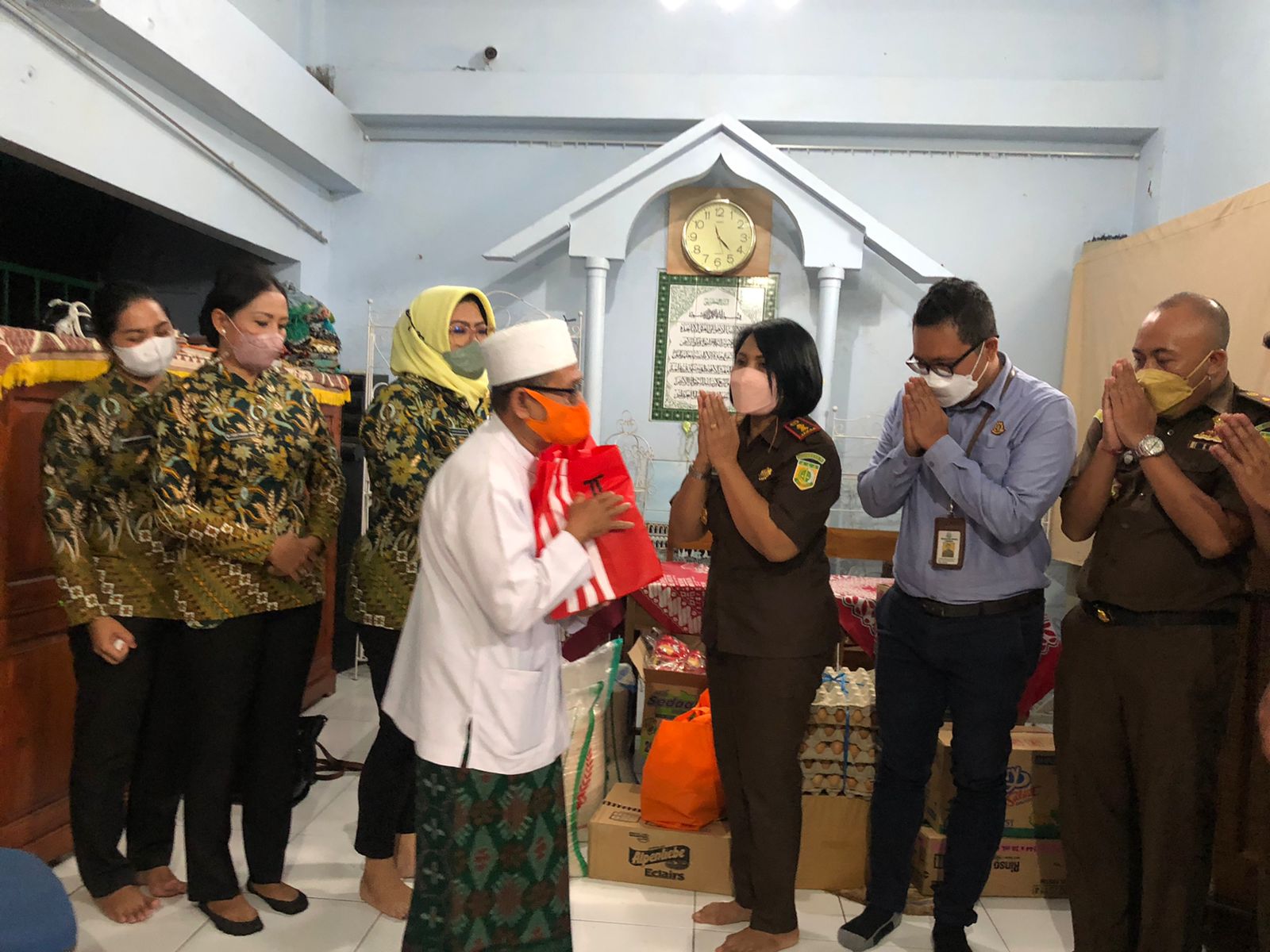 Kajari Tabanan dan Ketua IAD Daerah Tabanan melaksanakan kunjungan berbagi sembako ke Panti Asuhan Tarbiyatul Islam 